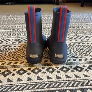 Boys size 4 to 5 Totes rain boots unlined